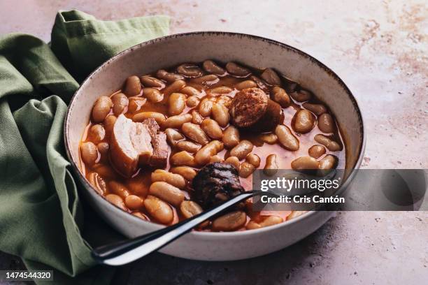 fabada asturiana - meal fotografías e imágenes de stock