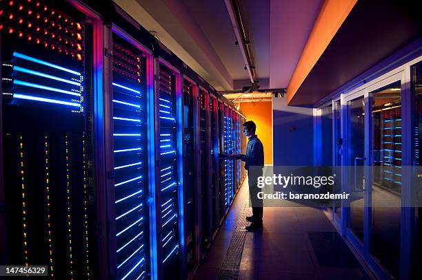 es ingeniero en acción configuración de los servidores - colorful lights fotografías e imágenes de stock