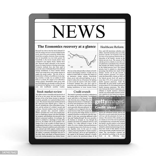 nouvelles sur une tablette pc - écriture européenne photos et images de collection