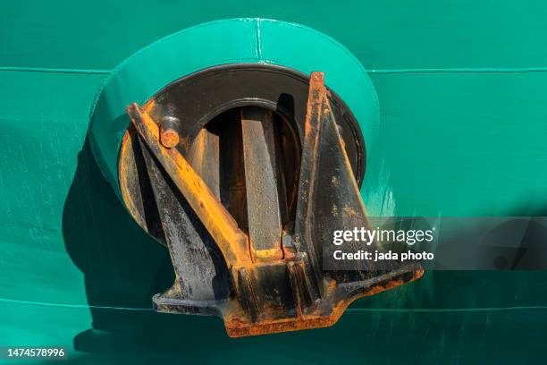 rusty ship anchor - voor anker gaan stockfoto's en -beelden