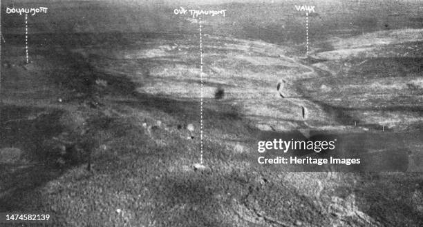 'Thiaumont; Deux aspects du champ de bataille de Thiaumont photographie de 800 metres d'altitude: Thiaumont, Douaumont et Vaux. Le 1er juillet',...