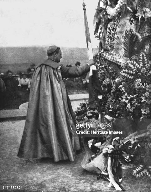 'La deuxieme commemoration de la victoire de la Marne; Mgr Lobbedey, eveque d'Arras, depose un drapeau au pied du monument des Quatre-Routes, pres de...