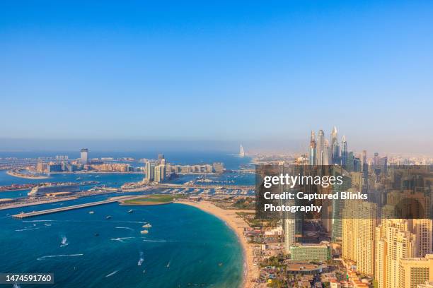 aerial view of dubai marina urban city skyline with jumeirah beach road, beach strip and palm jumeirah islands - dubai jumeirah beach stockfoto's en -beelden