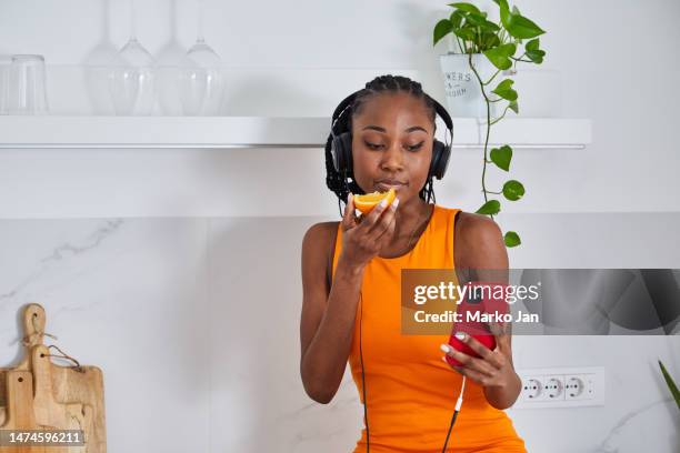 hermosa chica negra con auriculares, disfrutando de la música del teléfono inteligente - mp3 juices fotografías e imágenes de stock