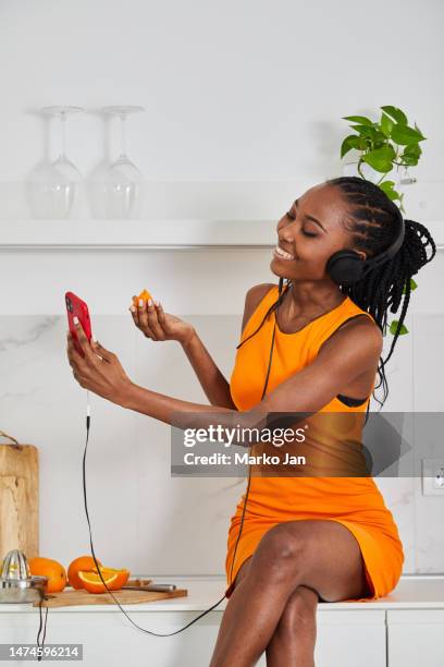 hermosa chica negra con auriculares, disfrutando de la música del teléfono inteligente - mp3 juices fotografías e imágenes de stock