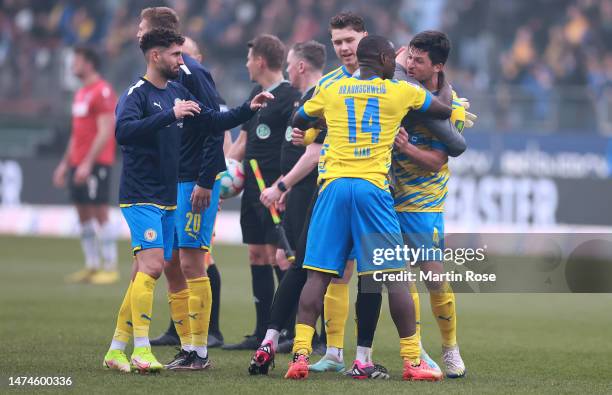 Anthony Ujah of Eintracht Braunschweig celebrate with team mates after he scores the winning goal after the Second Bundesliga match between Eintracht...