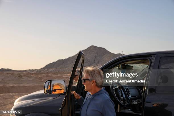 senior man leaves vehicle on desert - sonora mexico stockfoto's en -beelden