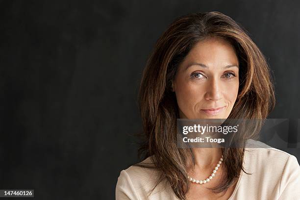 portrait of woman sly grin - selbstzufrieden stock-fotos und bilder