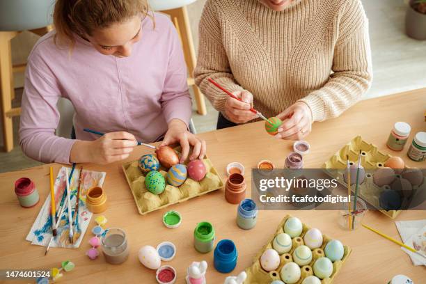 painting easter eggs ist unsere tradition - osterei stock-fotos und bilder