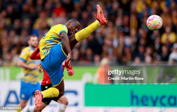 Anthony Ujah of Eintracht Braunschweig controls the ball during the Second Bundesliga match between Eintracht Braunschweig and Hannover 96 at...