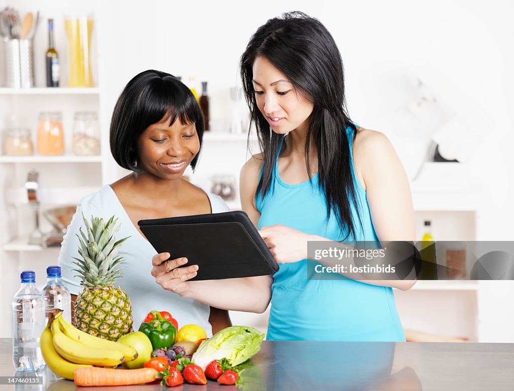 Nutricionista mostrando cliente alimentos/de dieta plano em um Tablet Digital