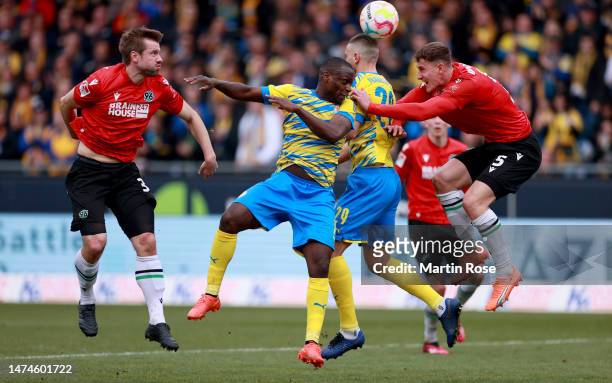 Anthony Ujah of Eintracht Braunschweig challenges Phil Neumann of Hannover 96 during the Second Bundesliga match between Eintracht Braunschweig and...