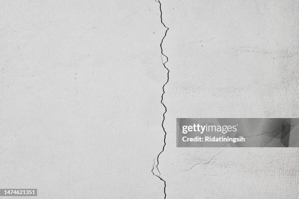 cracked wall after an earthquake - rotto foto e immagini stock