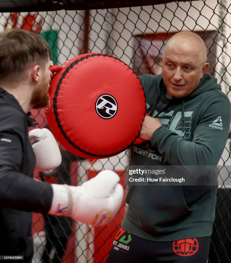 Kemo Ufc Coach Richard Shore helps his son UFC fighter Jack Shore work the ...
