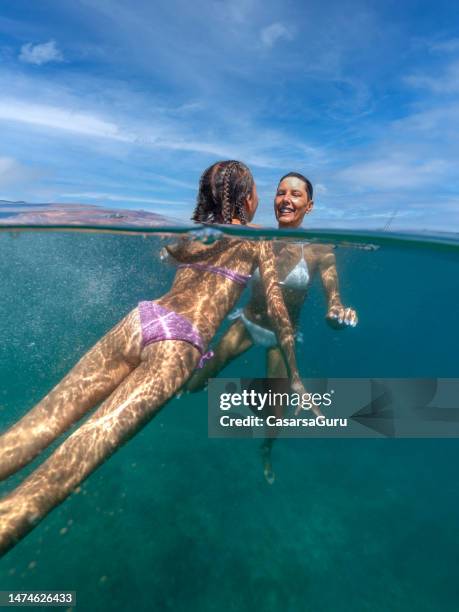 madre e hija nadando en el mar - croatia girls fotografías e imágenes de stock