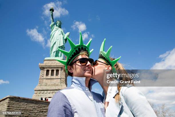 young couple kissing - statue of liberty people stock pictures, royalty-free photos & images