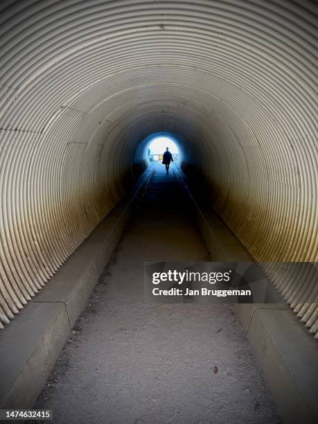 corrugated steel tunnel - corrugated photos et images de collection