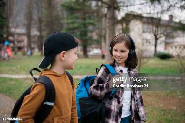 des écoliers dans le parc. - écolier-garçon photos et images de collection
