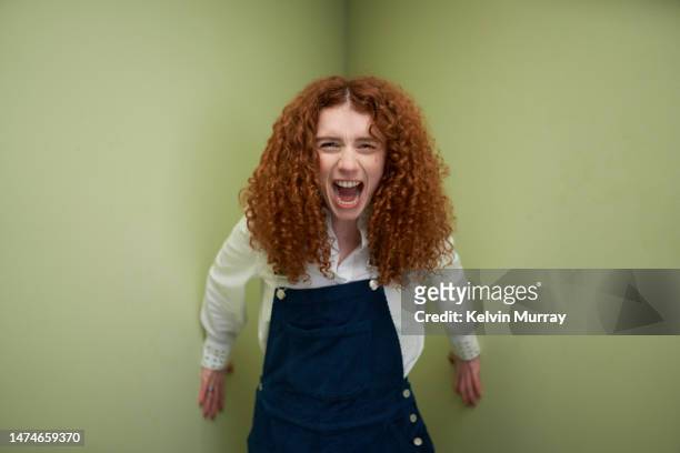 portrait of angry young woman - pain face portrait stockfoto's en -beelden