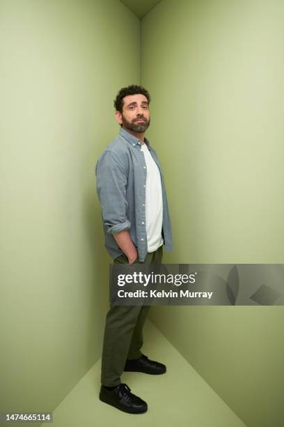 portrait of confident mature man - lichaamshouding stockfoto's en -beelden