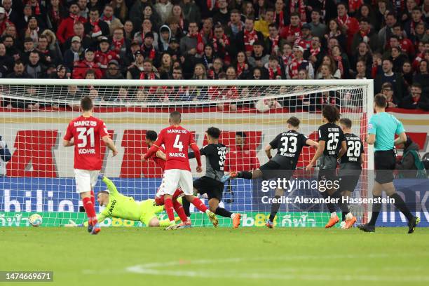 Karim Onisiwo of 1.FSV Mainz 05 scores the team's first goal during the Bundesliga match between 1. FSV Mainz 05 and Sport-Club Freiburg at MEWA...