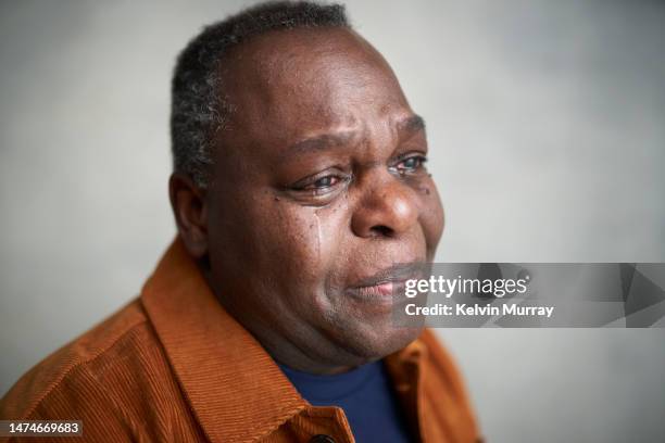 portrait of grieving senior man crying - larme photos et images de collection