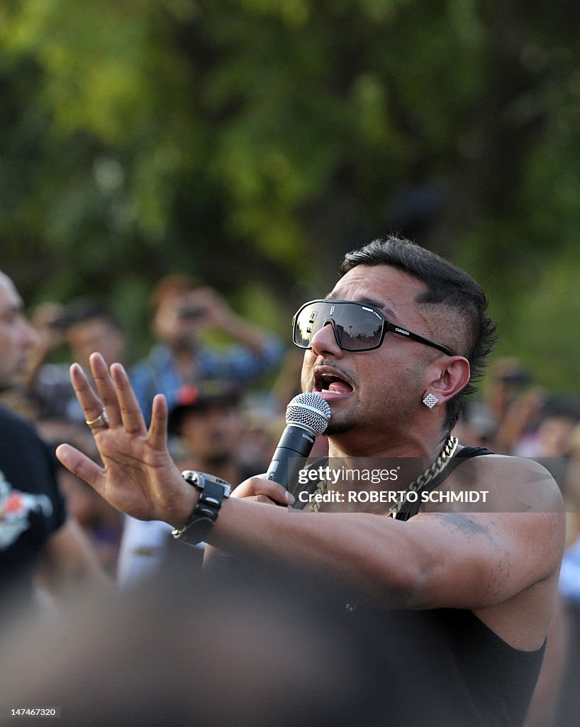 A popular local singer Honey Singh perfo