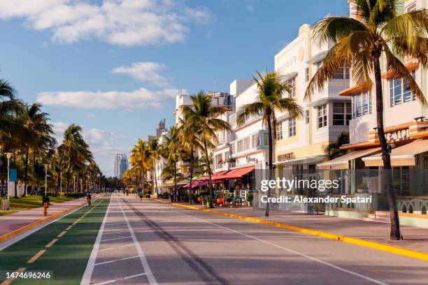 art deco hotels along ocean drive on a sunny day, miami beach, usa - miami stock-fotos und bilder