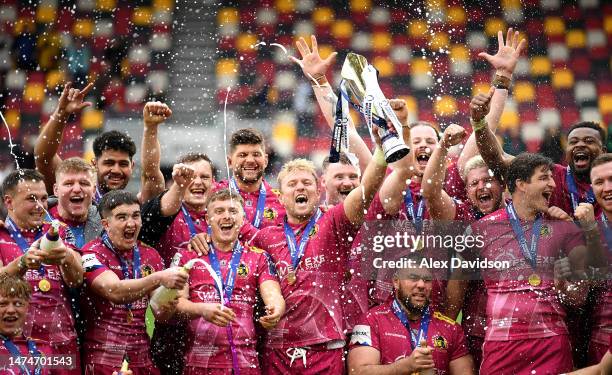 Players of Exeter Chiefs celebrate as Jack Innard of Exeter Chiefs, lifts the Premiership Rugby Cup after Exeter Chiefs defeat London Irish during...