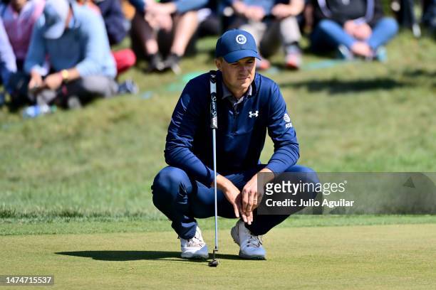 Jordan Spieth of the United States lines up a putt during the final round of the Valspar Championship at Innisbrook Resort and Golf Club on March 19,...