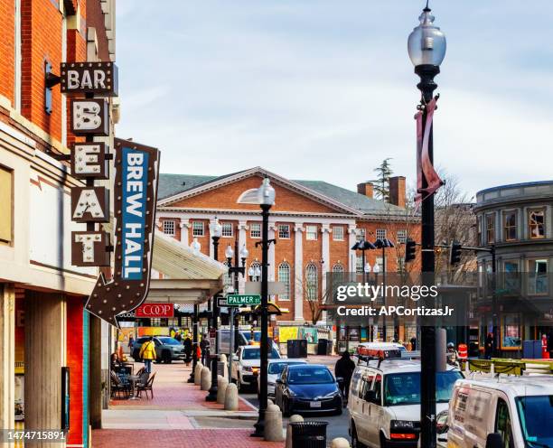 harvard square - brattle street - cambridge massachusetts - cambridge massachusetts fotografías e imágenes de stock