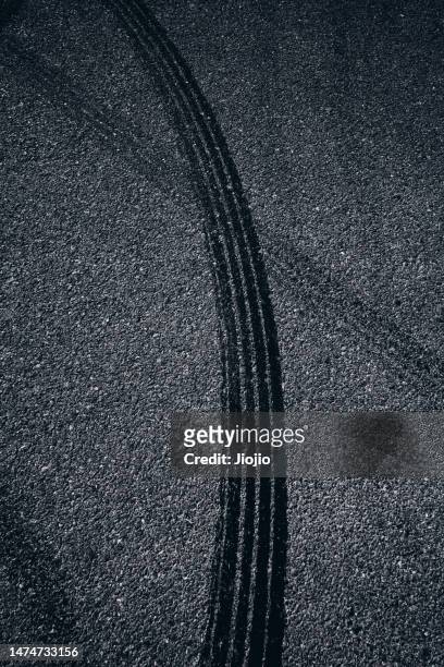 racing track covered with tire marks - asphalt von oben stock-fotos und bilder