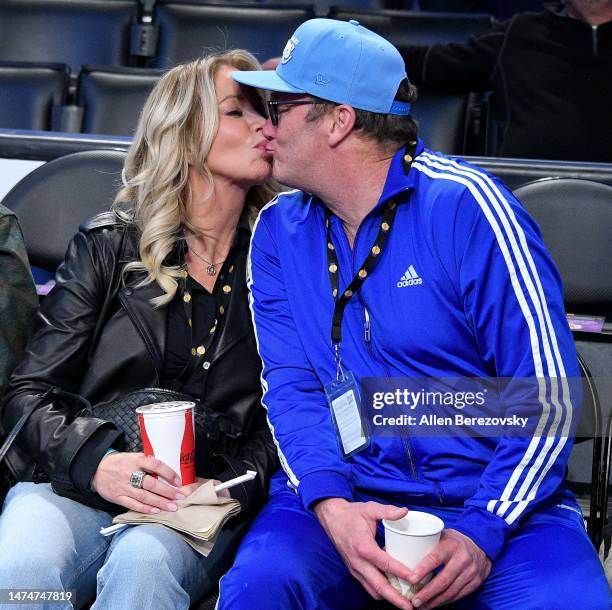 Jeanie Buss and her fiancé Jay Mohr kiss during a basketball game between the Los Angeles Lakers and the Orlando Magic at Crypto.com Arena on March...