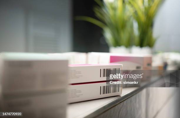 cajas de medicamentos - bar code fotografías e imágenes de stock