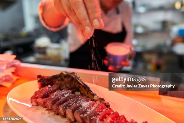 kitchen assistant working in restaurant - vleesgerecht stockfoto's en -beelden