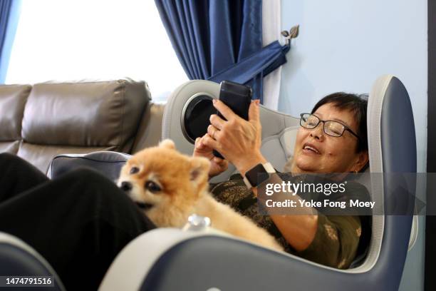 massagesessel relaxen - massagestuhl stock-fotos und bilder