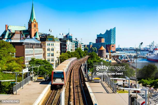 estación de s-bahn en hamburgo con elbphilharmonie al fondo - elbphilharmonie fotografías e imágenes de stock