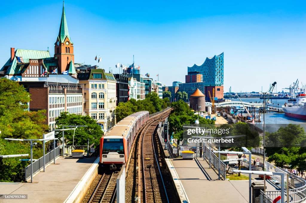 Estação de S-bahn em Hamburgo com Elbphilharmonie ao fundo