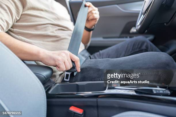 sicherheitsgurt anlegen - safe driving stock-fotos und bilder