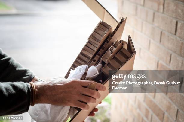 Destroying Box Breaking Down Boxes Photos et images de collection - Getty Images