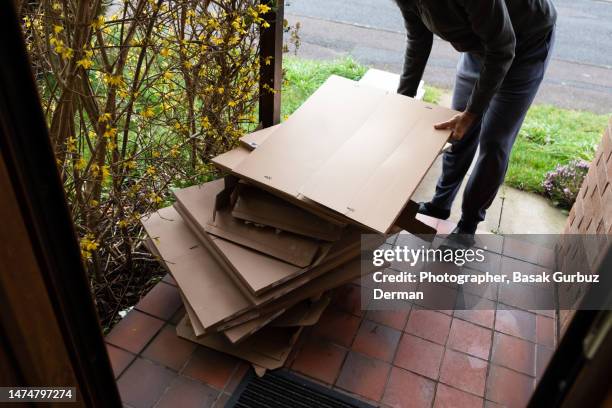 Destroying Box Breaking Down Boxes Fotografías e imágenes de stock - Getty Images