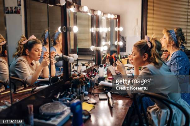 zwei professionelle schauspielerinnen treffen die letzten vorbereitungen, bevor sie auf die bühne gehen, um ihre haare und ihr make-up zu reparieren - are you ready stock-fotos und bilder