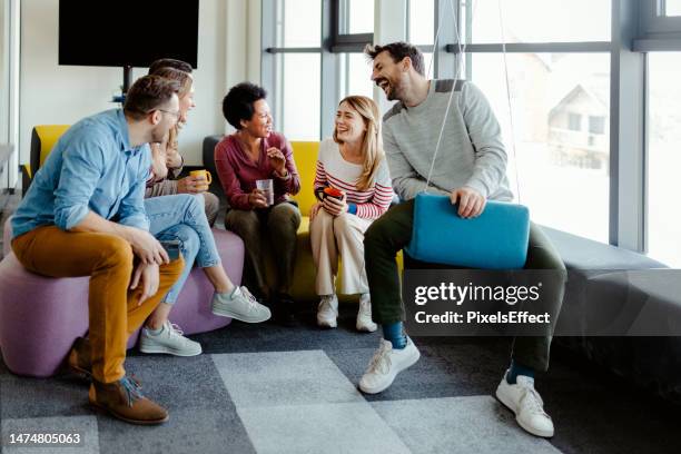 colleague taking break in modern office break out area - local de trabalho imagens e fotografias de stock