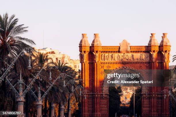 arc de triomf at sunset, barcelona, spain - triomfboog stockfoto's en -beelden