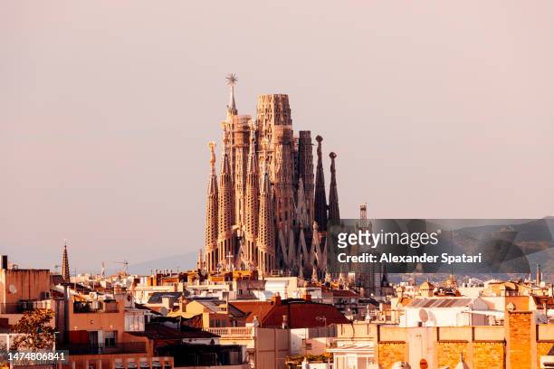 close-up of sagrada familia church on a sunny day, barcelona, spain - barcelona sagrada familia stock-fotos und bilder