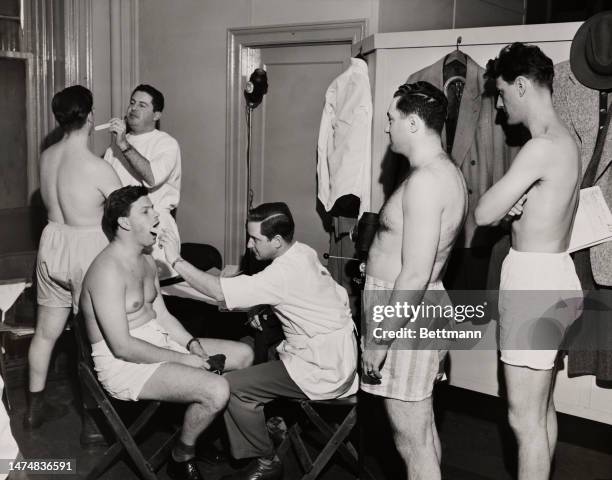 Getting dental examinations at the 39 Whitehall St Army recruiting office are some of the first group of physicians, dentists and veterinarians...