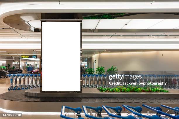 billboard at baggage claim in the airport - airplane with banner stockfoto's en -beelden