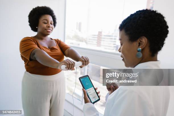 peso corporeo utilizzando la bioimpedenza della scala di bioimpedenza - bilancia strumento foto e immagini stock