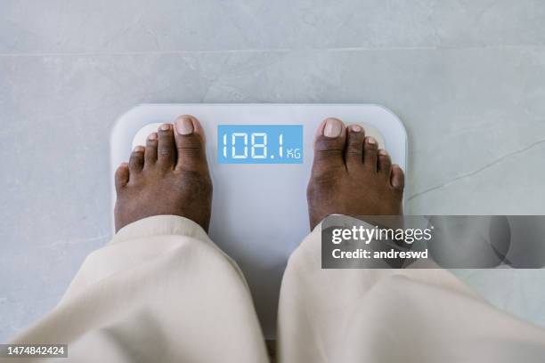 pesare in sovrappeso la bilancia digitale grassa - weight scale foto e immagini stock