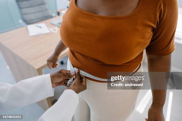 mesure du ventre avec ruban à mesurer - tour de taille photos et images de collection